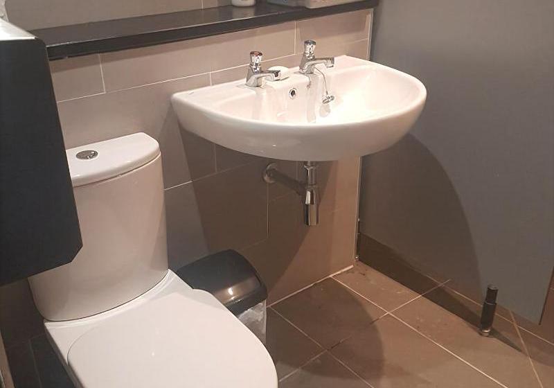 簡易ホテル Square & Compass