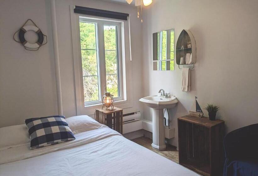 فندق صغير Auberge De La Rive De Charlevoix   Auberge De Jeunesse Familiale Pour Voyageurs De Tous âges