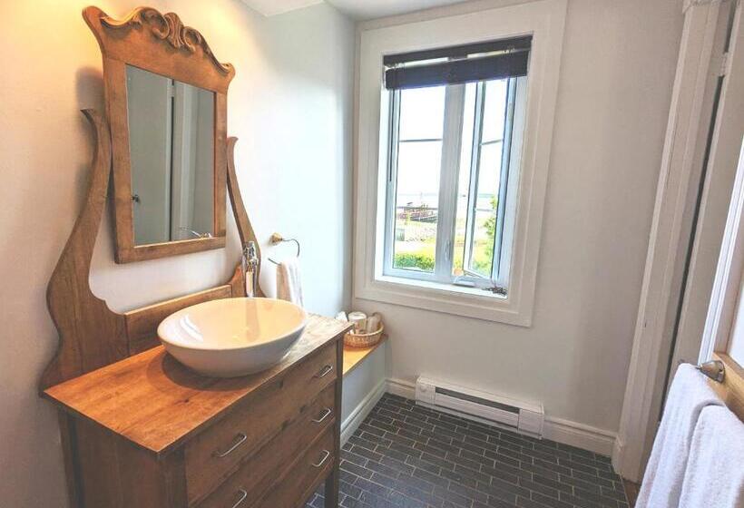 فندق صغير Auberge De La Rive De Charlevoix   Auberge De Jeunesse Familiale Pour Voyageurs De Tous âges