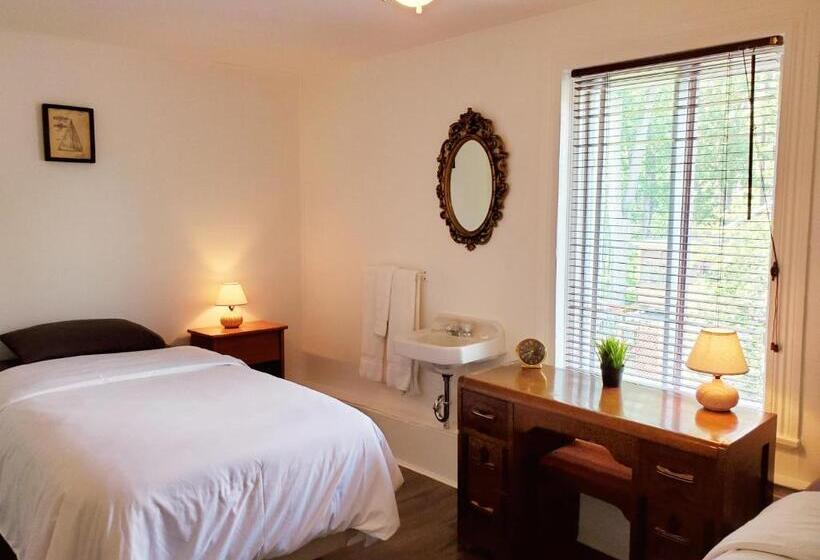 فندق صغير Auberge De La Rive De Charlevoix   Auberge De Jeunesse Familiale Pour Voyageurs De Tous âges