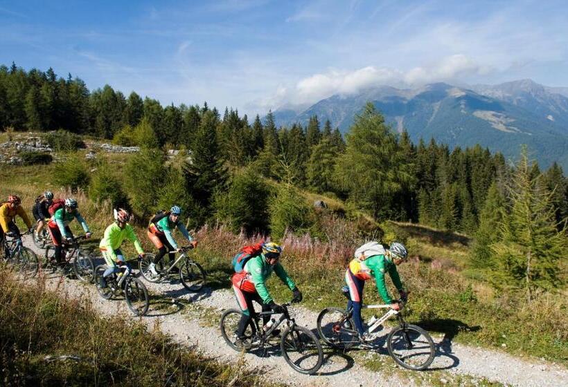 Отель Albergo Tuenno