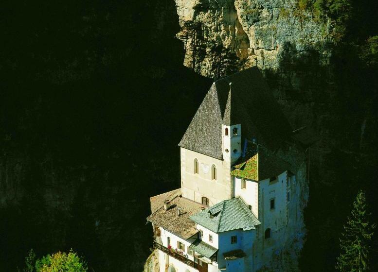 Отель Albergo Tuenno