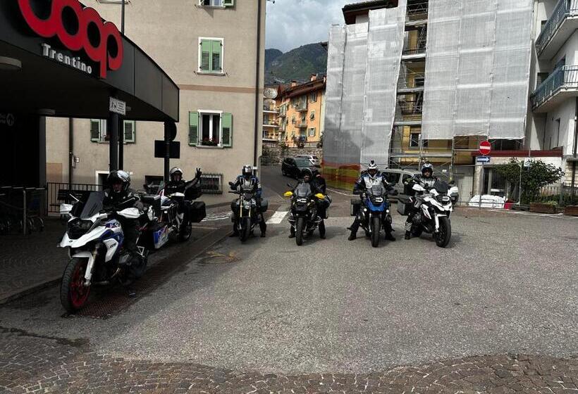 Отель Albergo Tuenno