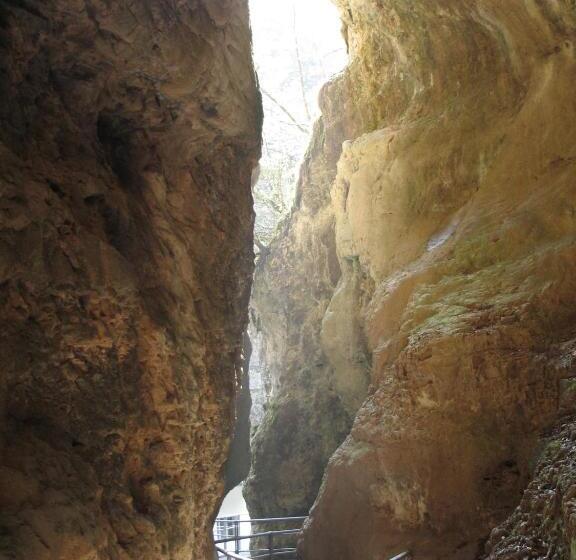 Отель Albergo Tuenno