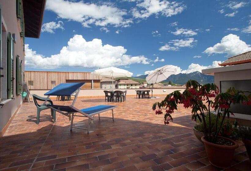 Отель Albergo Tuenno