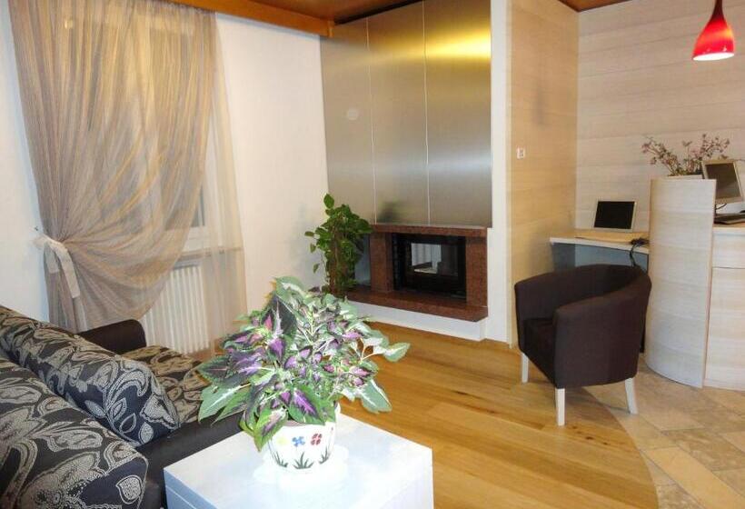 Отель Albergo Tuenno