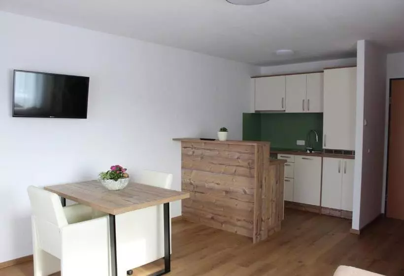 Hotelli Gasthof S'schatzkastl