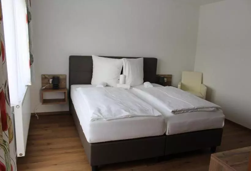 Hotelli Gasthof S'schatzkastl