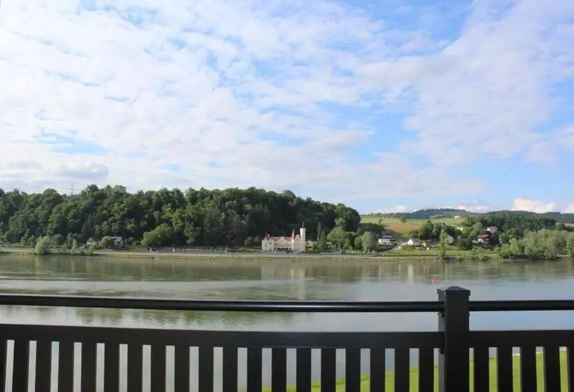 Hotelli Gasthof S'schatzkastl