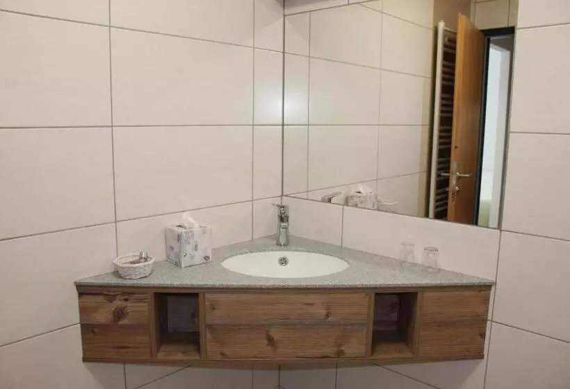 Hotelli Gasthof S'schatzkastl