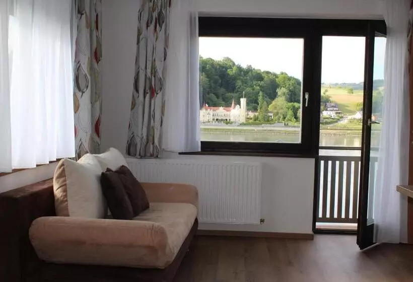 Hotelli Gasthof S'schatzkastl