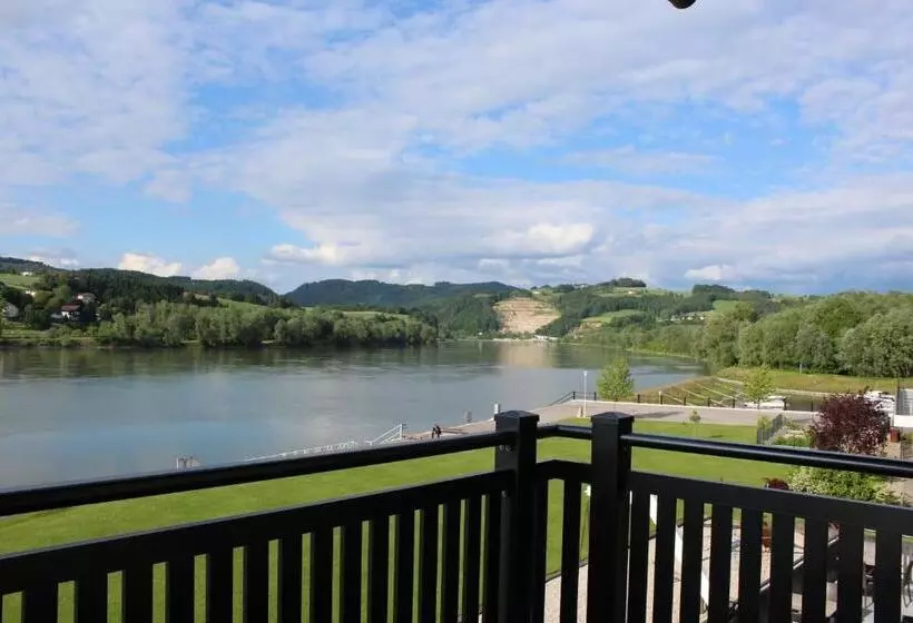 Hotelli Gasthof S'schatzkastl