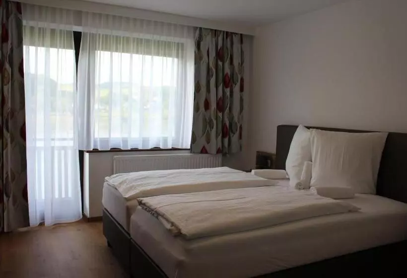 Hotelli Gasthof S'schatzkastl