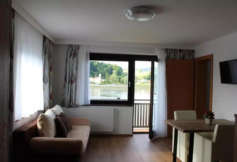 Hotelli Gasthof S'schatzkastl