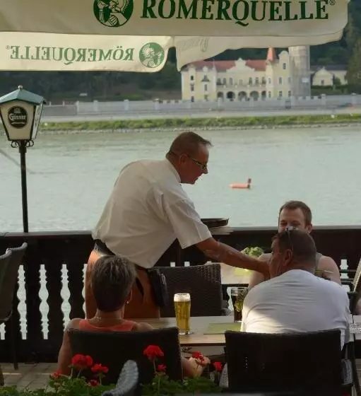 Hotelli Gasthof S'schatzkastl