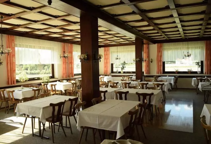 Hotelli Gasthof S'schatzkastl