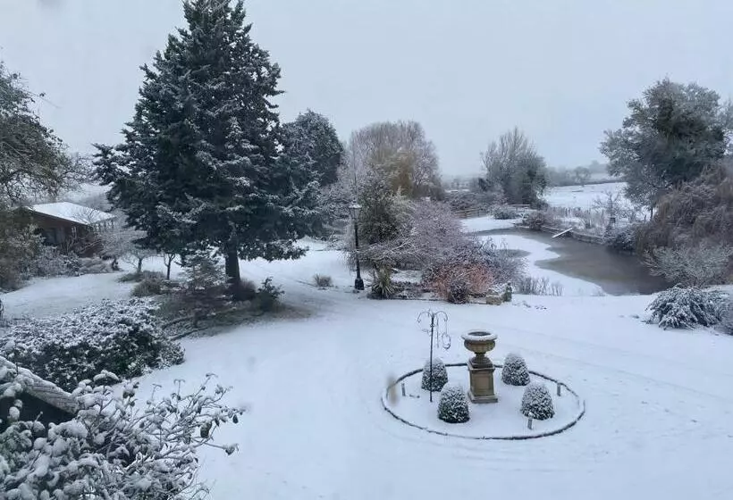هتل Lakeside Town Farm