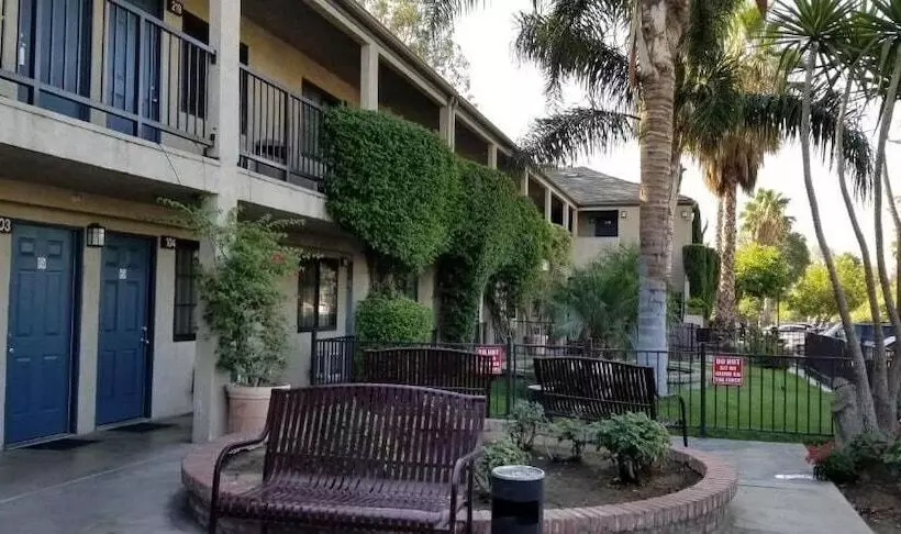 Sierra Crossing Motel