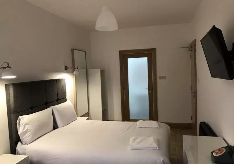 Hotel Glen Oaks Lodge