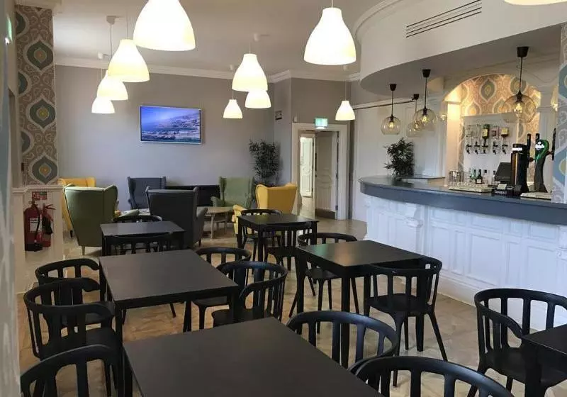 Hotel Glen Oaks Lodge