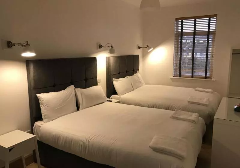 Hotel Glen Oaks Lodge