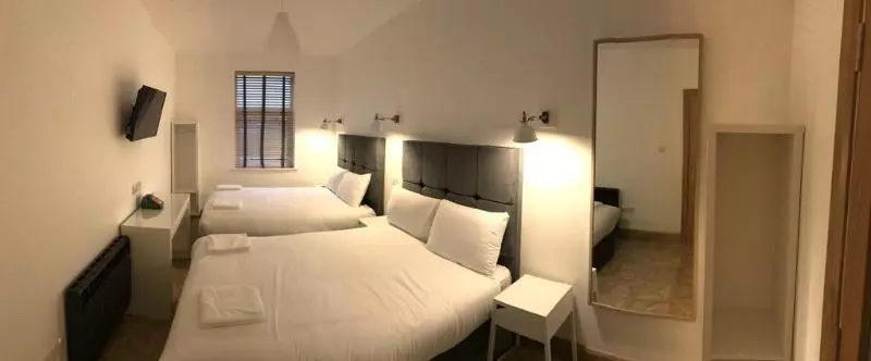 Hotel Glen Oaks Lodge