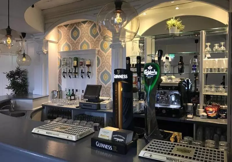 Hotel Glen Oaks Lodge