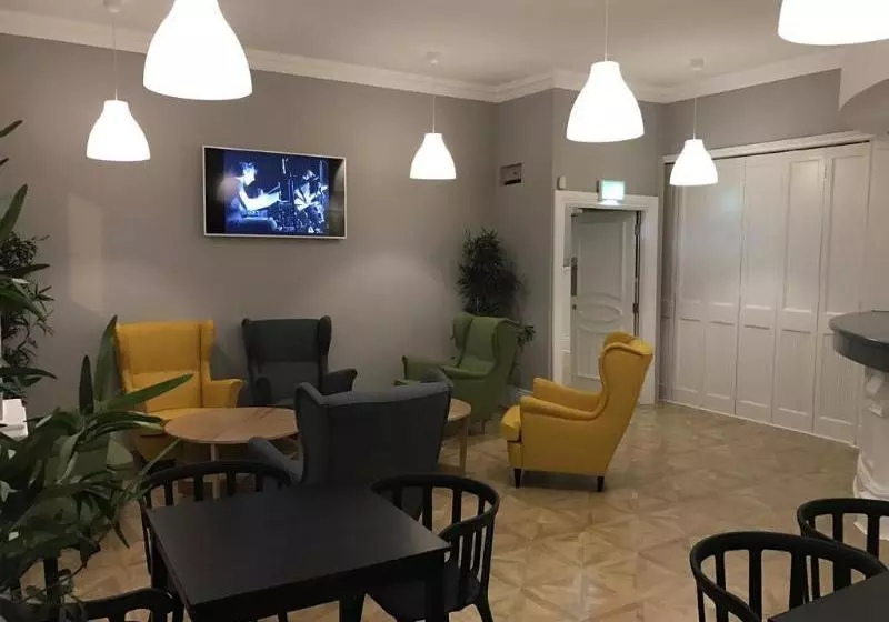 Hotel Glen Oaks Lodge