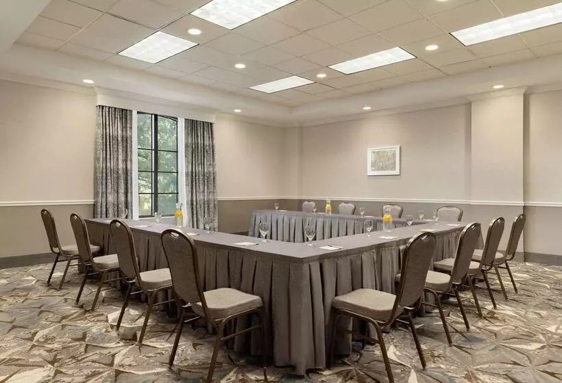 هتل Hampton Inn & Suites New Orleansconvention Center