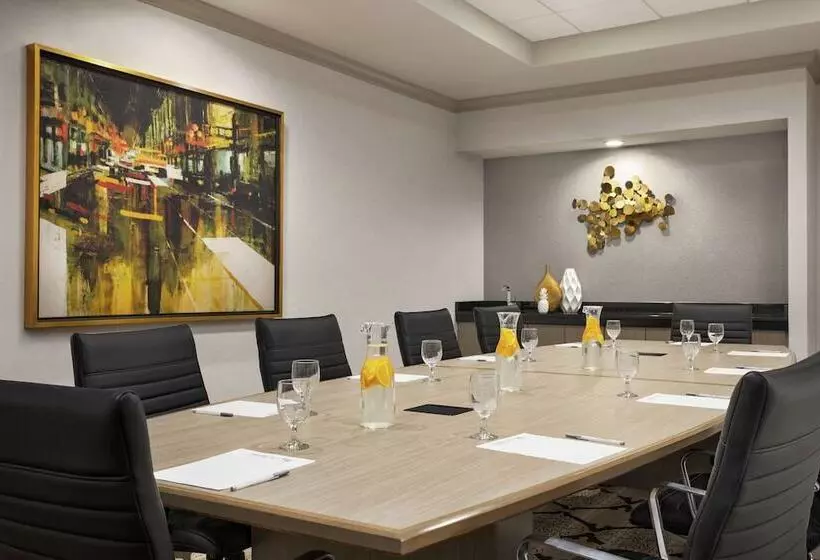 هتل Hampton Inn & Suites New Orleansconvention Center