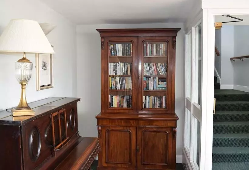 فندق Hylands Burren