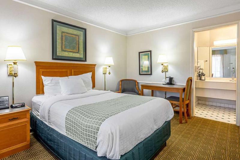 בית מלון כפרי Rodeway Inn