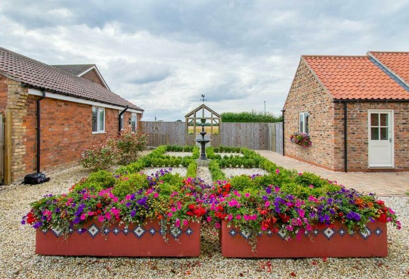 צימר Meals Farm   Courtyard Room