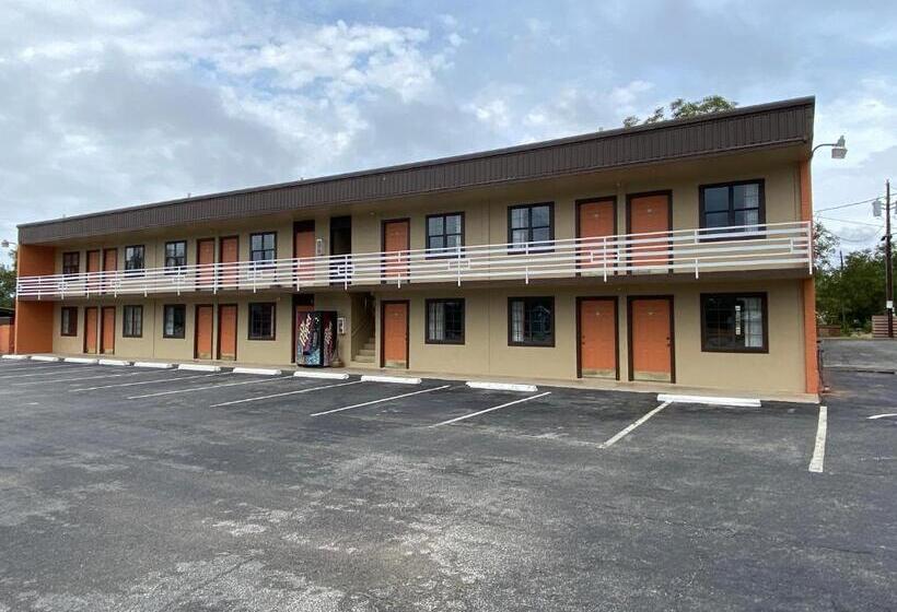 汽车旅馆  Redbud Inn