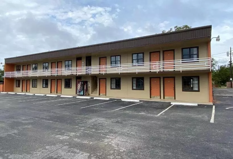 モーテル Redbud Inn