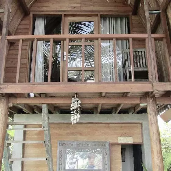 Majatalo Dikaloha Medewi Surfcamp