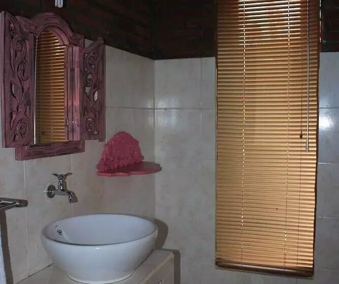 Majatalo Dikaloha Medewi Surfcamp