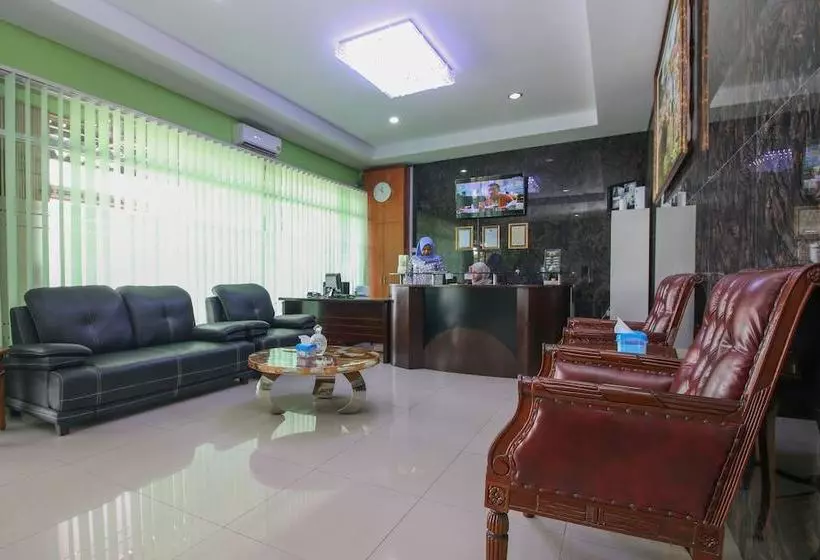 ホテル Airy Bandara Adi Soemarmo 3 Solo