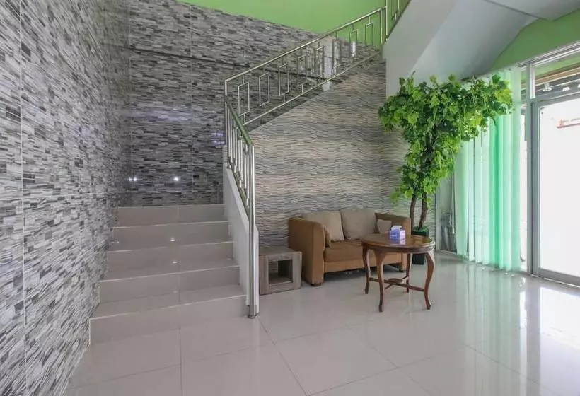 ホテル Airy Bandara Adi Soemarmo 3 Solo