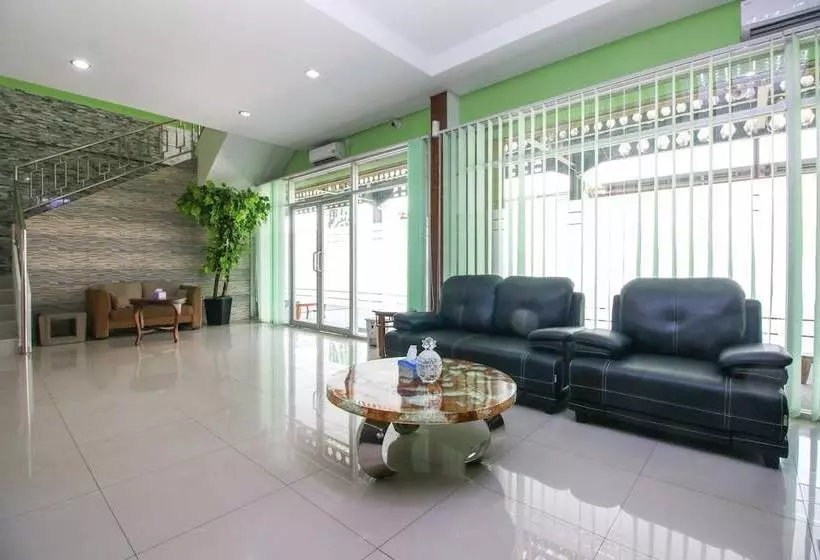 ホテル Airy Bandara Adi Soemarmo 3 Solo