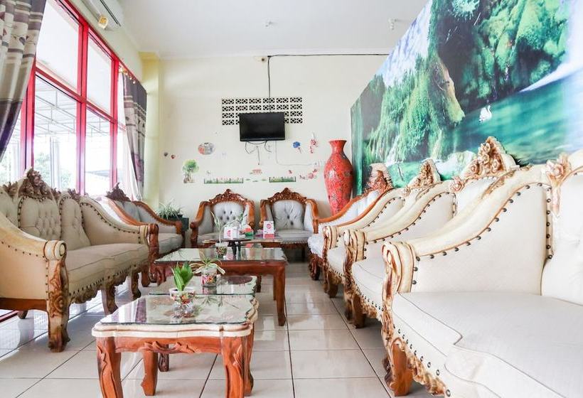 בית מלון כפרי Almadinah Syariah By Oyo Rooms