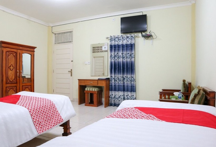 בית מלון כפרי Almadinah Syariah By Oyo Rooms