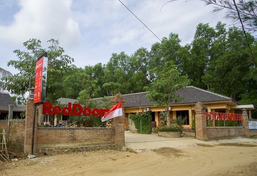 ホテル Reddoorz Plus @ Pancer Door Beach