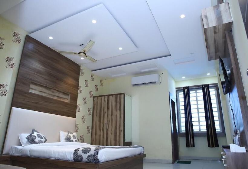 Отель Tirupati Palace