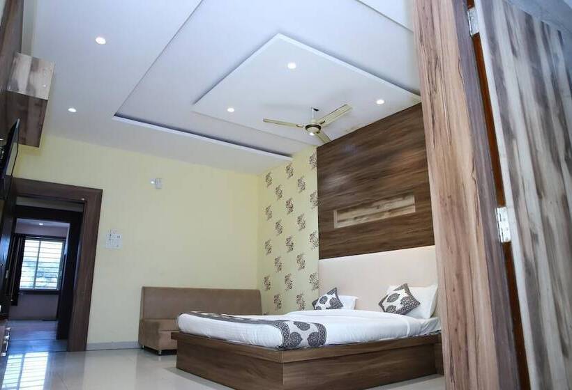 Отель Tirupati Palace