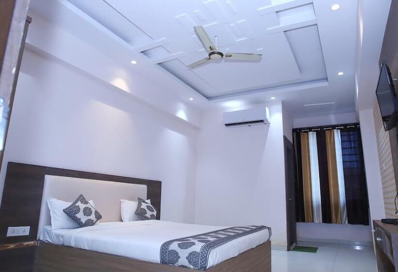 Отель Tirupati Palace