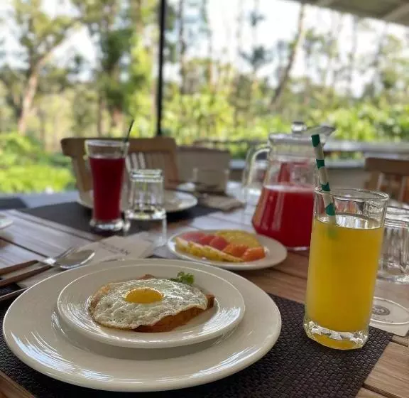 リゾートホテル Machaan Wilderness Lodge Nagarahole