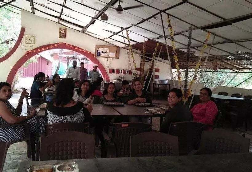 リゾートホテル Sadabahar Moments   Hostel