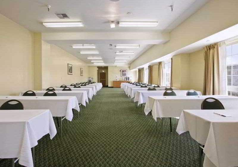 בית מלון כפרי Comfort Inn & Suites Oakland