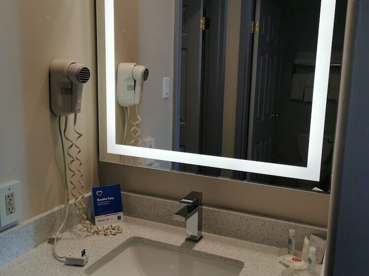 هتل Comfort Inn & Suites University